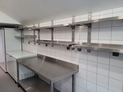 Table inox avec dosseret et étagère basse, 1800 x 700 mm