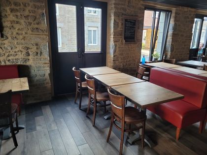 La salle : tables bistrot, chaises et banquettes