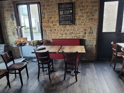 La salle : tables bistrot, chaises et banquettes