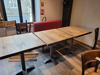 La salle : tables bistrot, chaises et banquettes