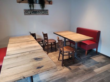 La salle : tables bistrot, chaises et banquettes