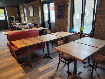 La salle : tables bistrot, chaises et banquettes