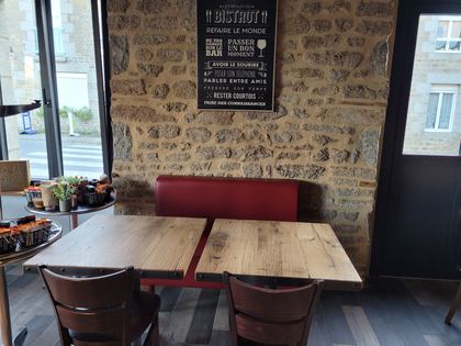 La salle : tables bistrot, chaises et banquettes