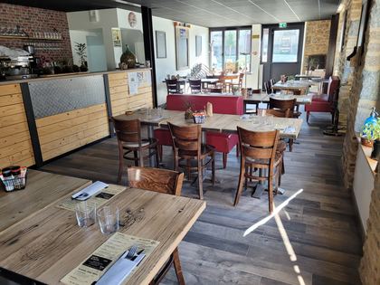 La salle : tables bistrot, chaises et banquettes