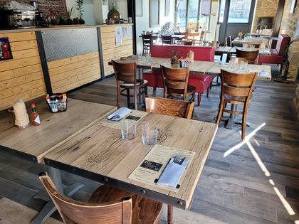 La salle : tables bistrot, chaises et banquettes