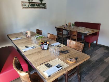 La salle : tables bistrot, chaises et banquettes