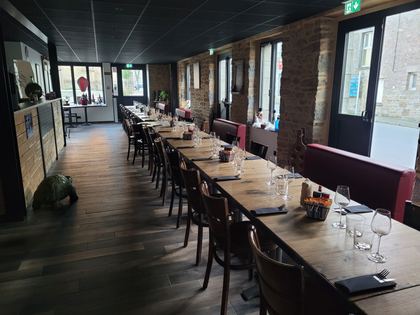 La salle : tables bistrot, chaises et banquettes