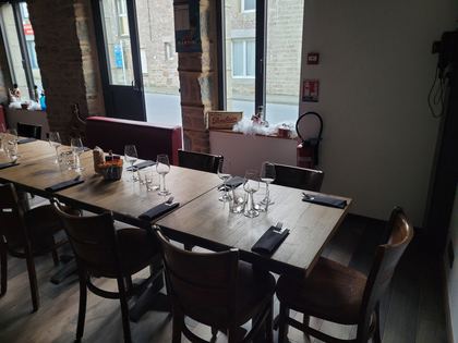 La salle : tables bistrot, chaises et banquettes
