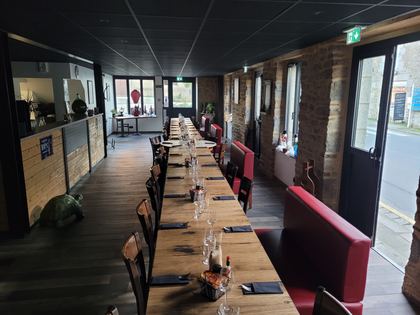 La salle : tables bistrot, chaises et banquettes