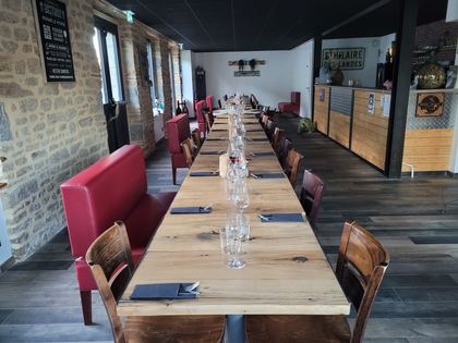 La salle : tables bistrot, chaises et banquettes