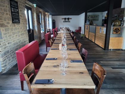 La salle : tables bistrot, chaises et banquettes