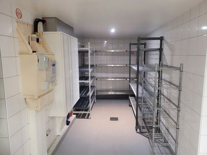 Rayonnages, étagères et bouteilliers