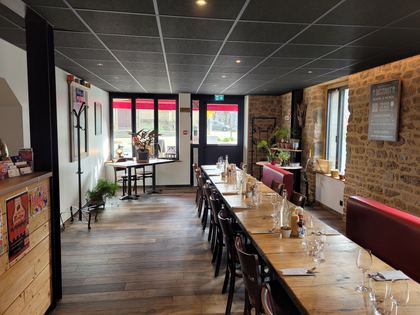 La salle : tables bistrot, chaises et banquettes
