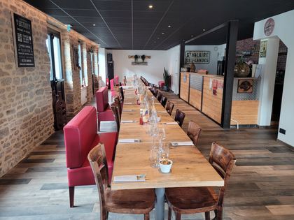 La salle : tables bistrot, chaises et banquettes