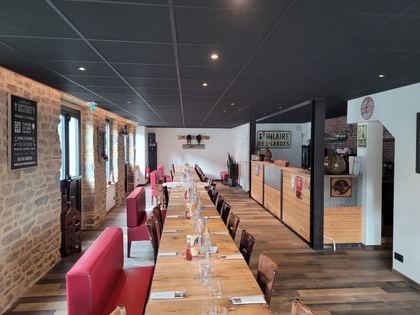 La salle : tables bistrot, chaises et banquettes