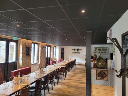 La salle : tables bistrot, chaises et banquettes
