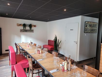 La salle : tables bistrot, chaises et banquettes