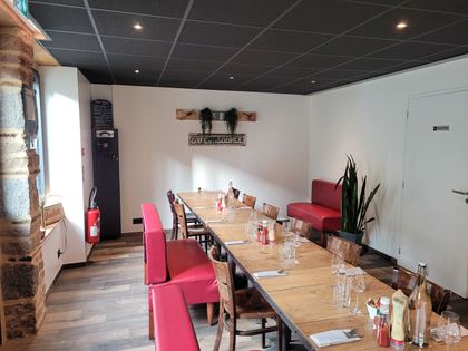 La salle : tables bistrot, chaises et banquettes