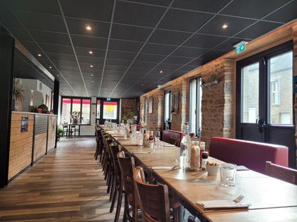 La salle : tables bistrot, chaises et banquettes