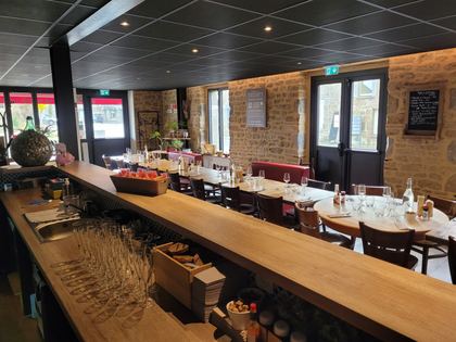 La salle : tables bistrot, chaises et banquettes