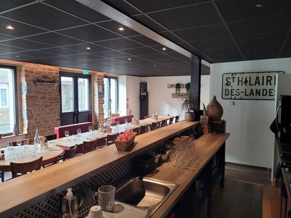 La salle : tables bistrot, chaises et banquettes