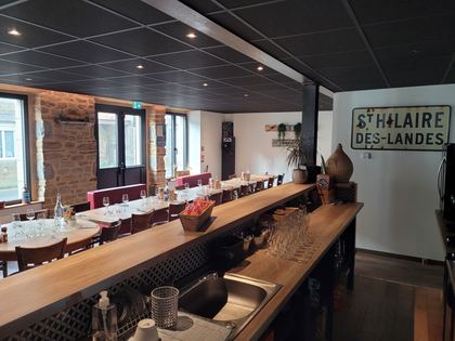 La salle : tables bistrot, chaises et banquettes