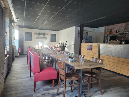 La salle : tables bistrot, chaises et banquettes
