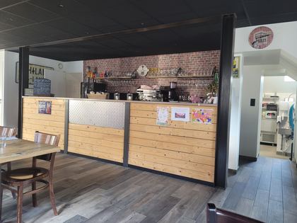 La salle : tables bistrot, chaises et banquettes