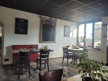La salle : tables bistrot, chaises et banquettes