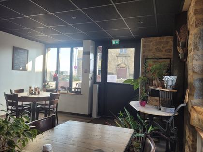 La salle : tables bistrot, chaises et banquettes