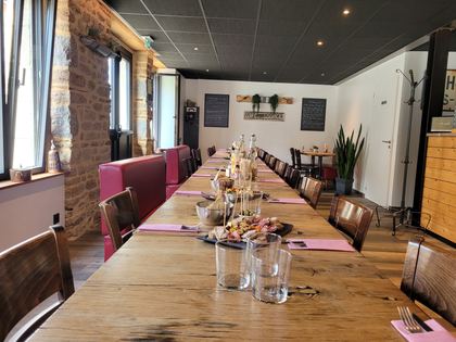 La salle : tables bistrot, chaises et banquettes