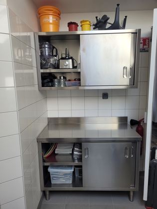 Meuble bas fermé et placard mural suspendu, inox
