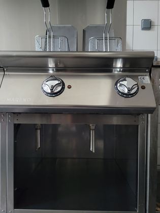 Friteuse MARENO 2 bacs de 10 L avec sa base neutre de 600 mm, triphasée, l'ensemble