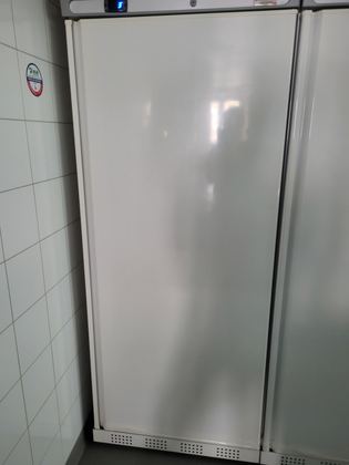2 armoires réfrigérées positives identiques, 570 L chacune, le lot