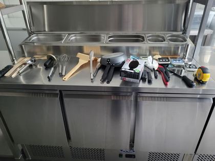 Meuble de préparation ATOSA 3 portes, compresseur HS, vendu en l'état