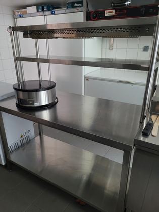 Table inox 1400 avec étagère basse et sa rampe chauffante 2 niveaux, l'ensemble