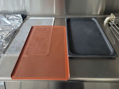 Accessoires de cuisson UNOX : plaques, grille à poulets, grilles perforées